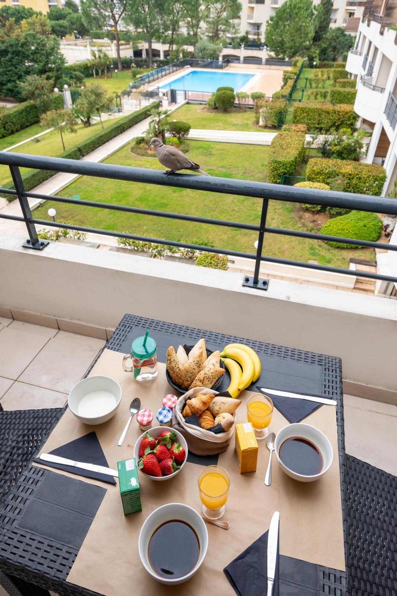 Apartment with Pool View,1499035999:JPEG